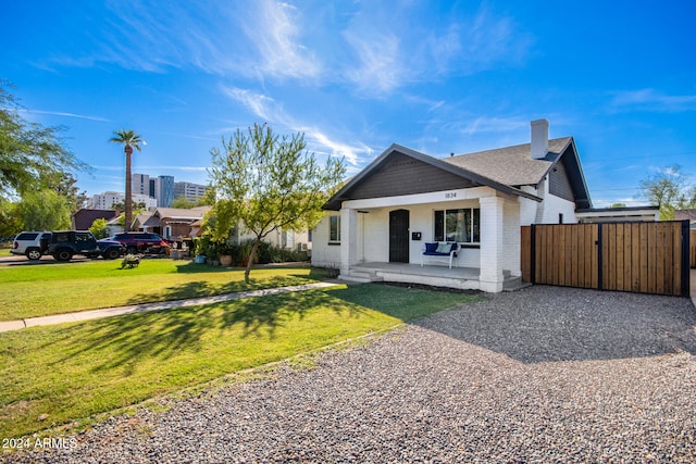 view of front of home featuring a front yard