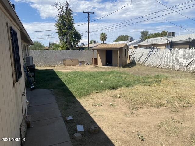 view of yard with a storage unit