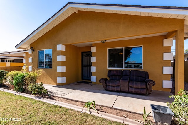 view of front of property featuring a patio area