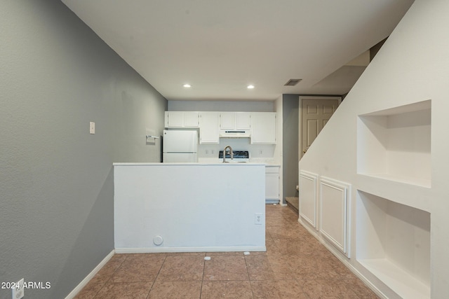 2301 E University Dr Unit 339, Mesa, AZ 85213 - kitchen featuring freestanding refrigerator, a sink, white cabinetry, under cabinet range hood, and light countertops