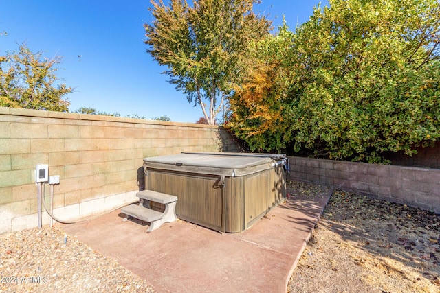 view of yard featuring a hot tub