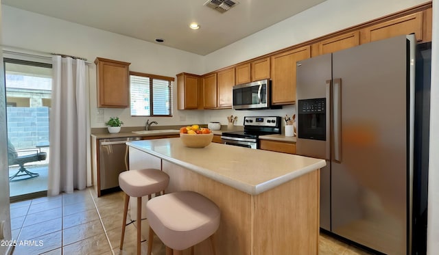 22507 N 31st Ave # 11, Phoenix, AZ 85027 - kitchen featuring stainless steel appliances, a sink, a center island, light countertops, and a breakfast bar area