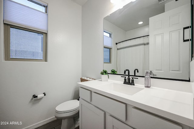 bathroom with a shower with curtain, vanity, and toilet