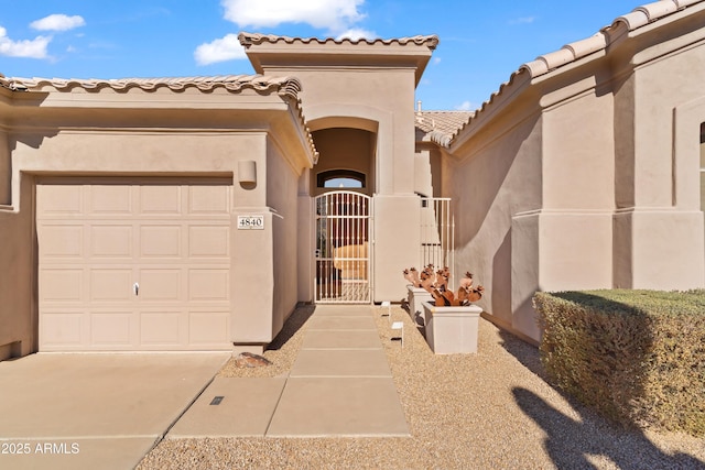 view of front facade featuring a garage