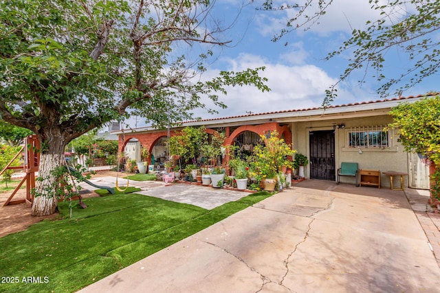 view of front of house featuring a front lawn and stucco siding