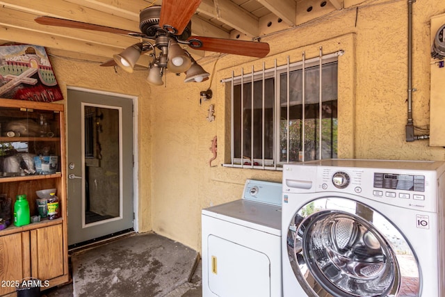 washroom with independent washer and dryer, a ceiling fan, and a textured wall