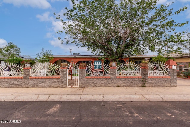 view of front of house featuring a fenced front yard