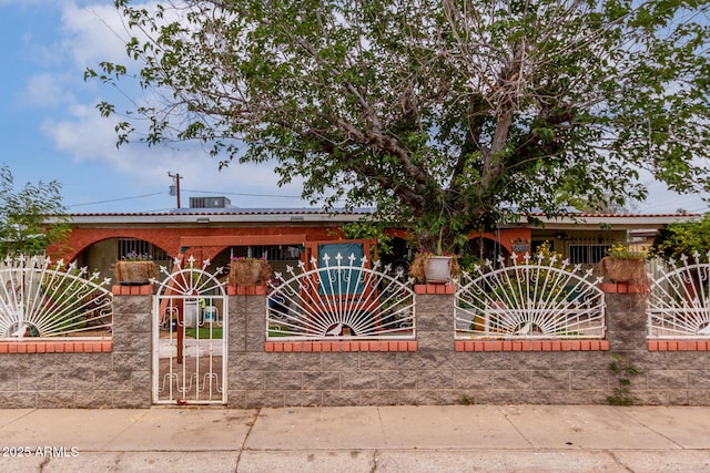 view of front of house with a fenced front yard