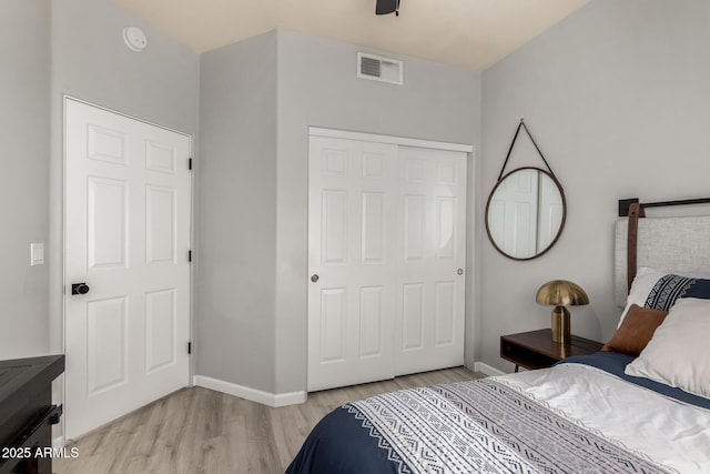7936 E Wilshire Dr Unit 205, Scottsdale, AZ 85257 - bedroom featuring light wood-style floors, visible vents, baseboards, and a closet