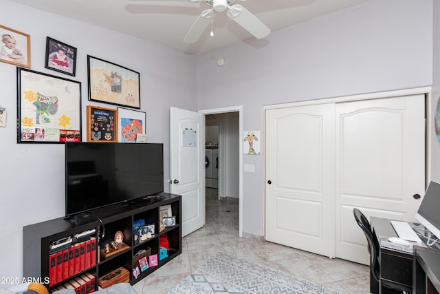 office area featuring a ceiling fan and independent washer and dryer