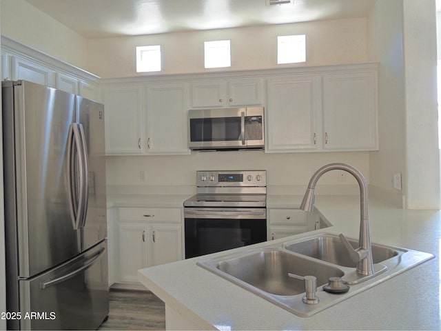 9233 E Neville Ave Unit 1011, Mesa, AZ 85209 - kitchen featuring appliances with stainless steel finishes, white cabinets, light countertops, and a peninsula