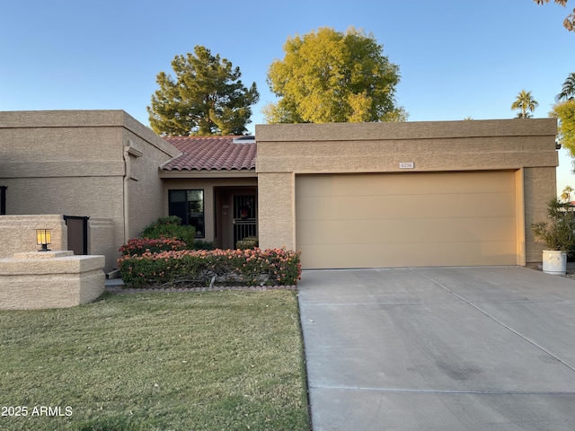 view of front of property featuring a garage and a front yard