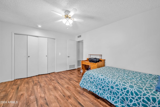 bedroom featuring a textured ceiling, hardwood / wood-style flooring, and ceiling fan