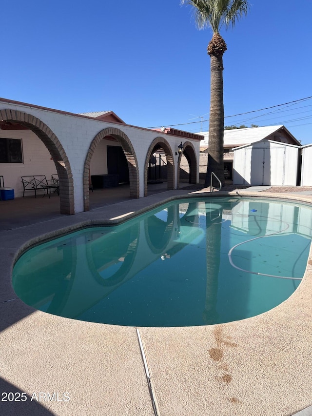 view of swimming pool featuring a patio