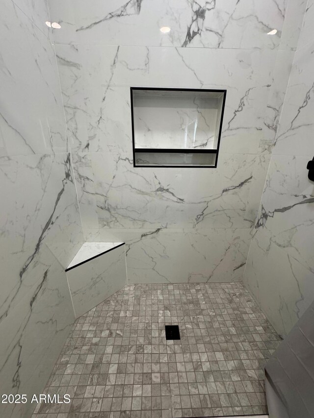 bathroom featuring a tile shower