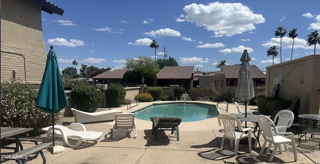 7840 N 7th St Unit 15, Phoenix, AZ 85020 - community pool with a patio and a fenced backyard