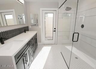 7840 N 7th St Unit 15, Phoenix, AZ 85020 - bathroom with a stall shower and double vanity