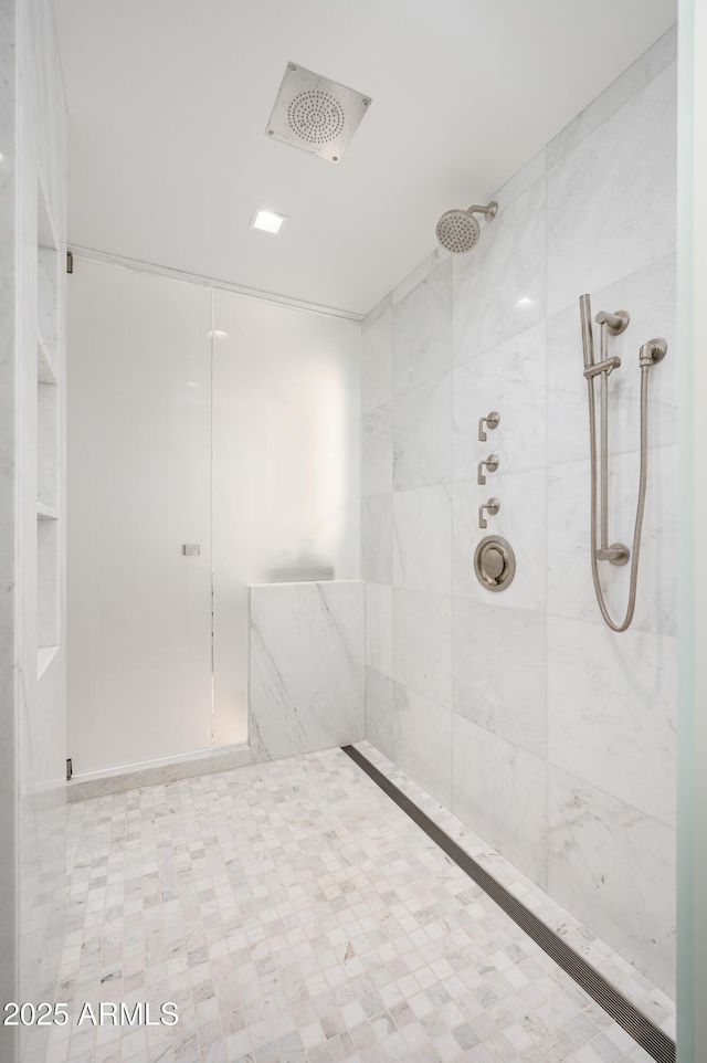 bathroom featuring a tile shower