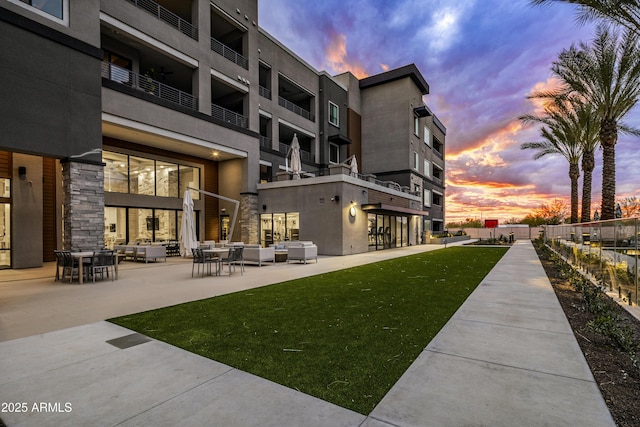 5250 E Deer Valley Dr Unit 140, Phoenix, AZ 85054 - surrounding community with an outdoor living space and a patio
