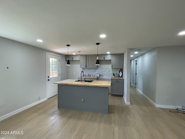 kitchen featuring light hardwood / wood-style floors, sink, and gray cabinets