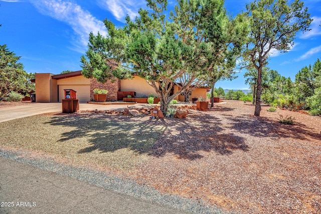 view of front of home featuring stucco siding, an attached garage, and driveway