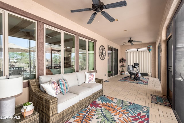 sunroom with ceiling fan