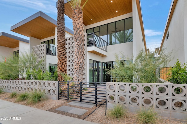 exterior space featuring stucco siding and a fenced front yard
