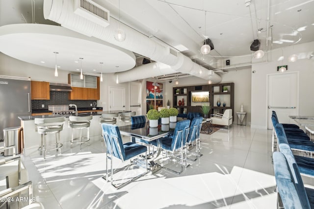 dining area featuring baseboards, visible vents, and light tile patterned floors