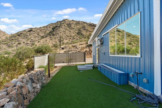 view of yard featuring a mountain view