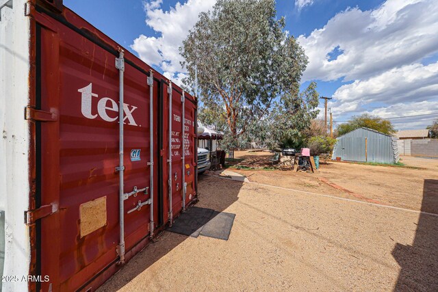 view of yard featuring an outdoor structure