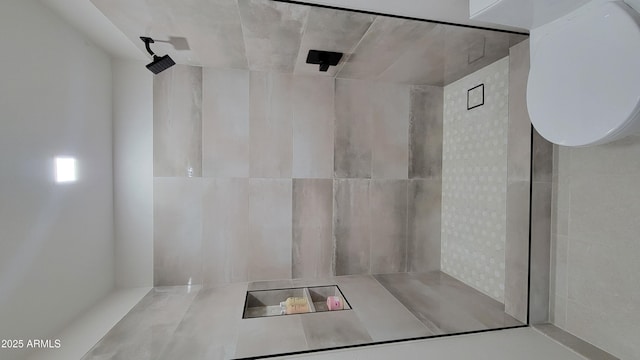 bathroom featuring tiled shower