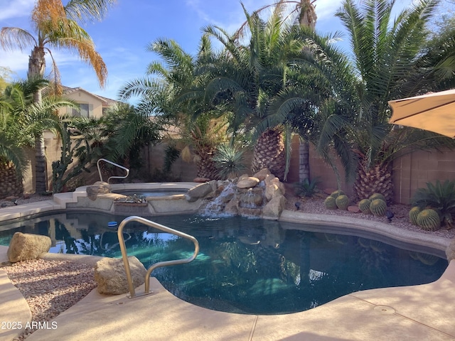 553 W Hereford Dr, San Tan Valley, AZ 85143 - view of pool featuring a fenced backyard, a fenced in pool, and an in ground hot tub