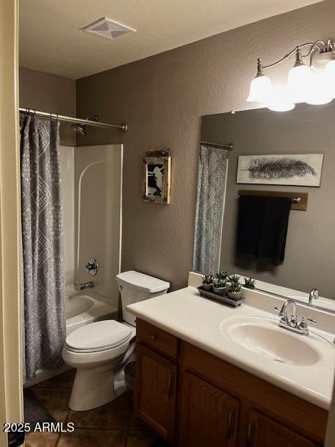 553 W Hereford Dr, San Tan Valley, AZ 85143 - bathroom featuring shower / bath combo, visible vents, toilet, vanity, and tile patterned floors