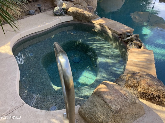553 W Hereford Dr, San Tan Valley, AZ 85143 - view of swimming pool featuring a pool with connected hot tub