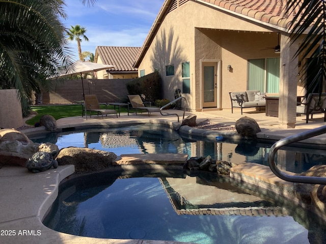 553 W Hereford Dr, San Tan Valley, AZ 85143 - view of pool featuring a patio area, a fenced backyard, a ceiling fan, and a pool with connected hot tub