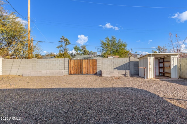 view of yard featuring a shed