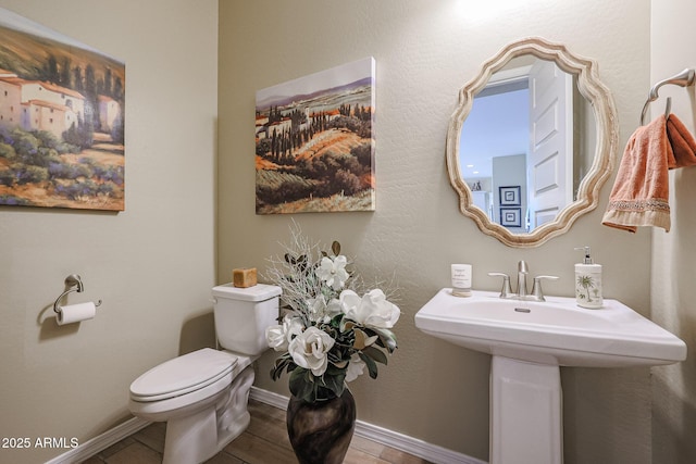 bathroom featuring toilet and sink