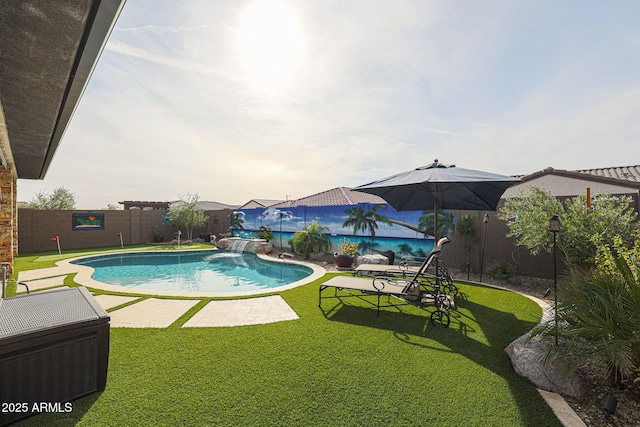 view of swimming pool featuring a lawn