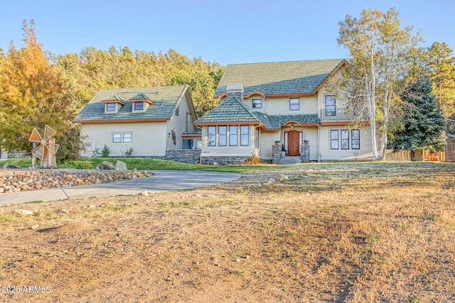 view of front facade with a front yard