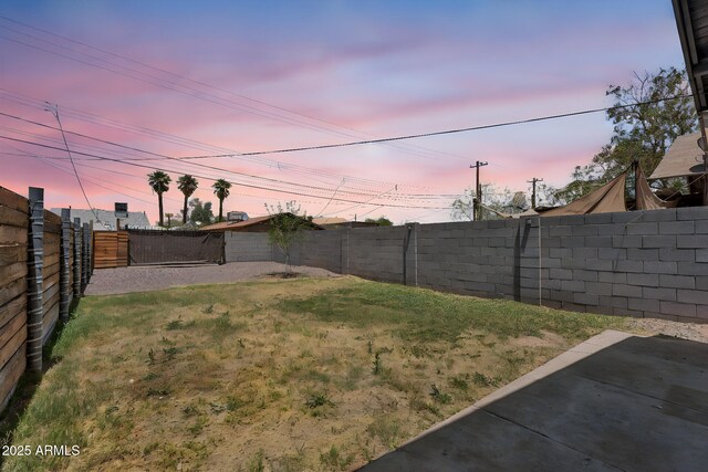 1306 E Fillmore St, Phoenix, AZ 85006 - view of yard featuring a patio area