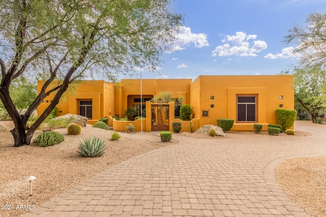 view of front facade featuring stucco siding