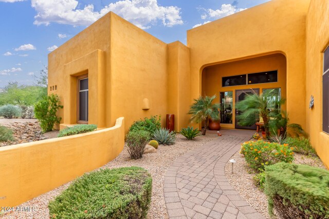 view of exterior entry with stucco siding