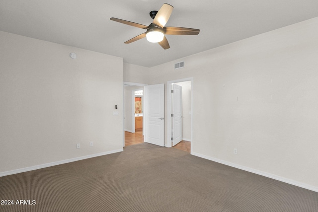 unfurnished room featuring ceiling fan and carpet flooring