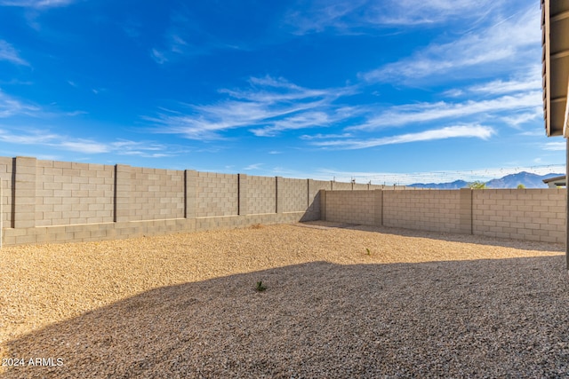 view of yard featuring a mountain view