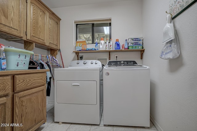 laundry area with cabinet space, baseboards, and independent washer and dryer