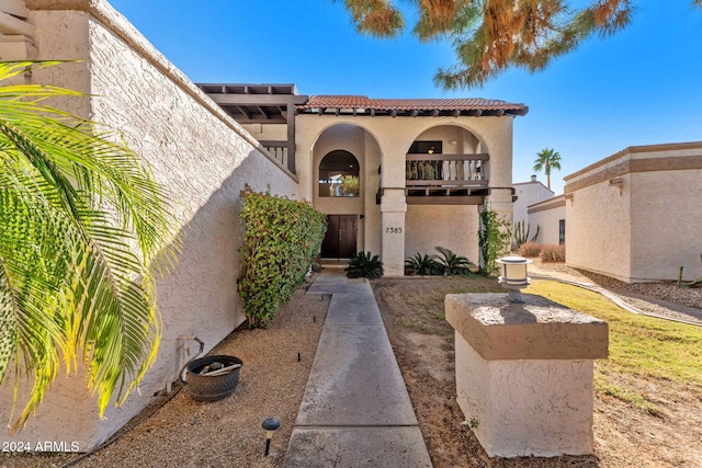 7385 E Pleasant Run, Scottsdale, AZ 85258 - doorway to property with a tiled roof and stucco siding