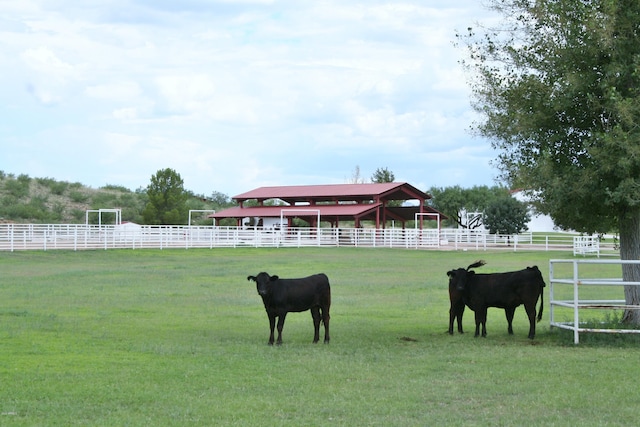 view of home's community featuring a rural view