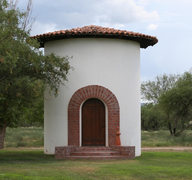 exterior space with a yard