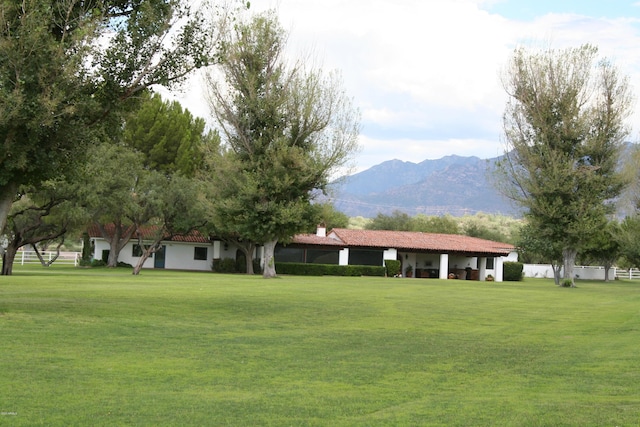 view of yard featuring a mountain view