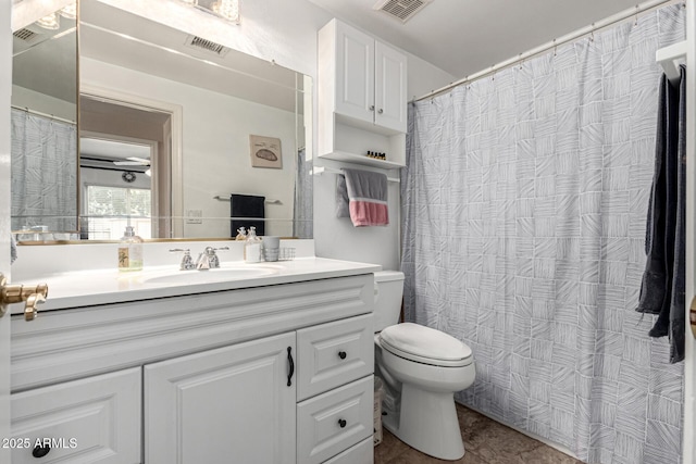 full bathroom featuring visible vents, toilet, vanity, and a shower with curtain